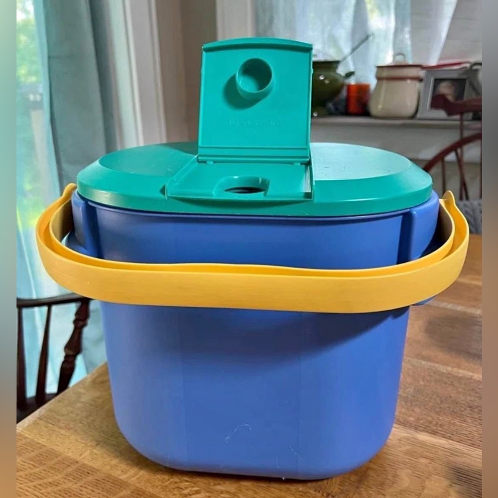 TUPPERWARE 2 GALLON PICNIC JUG PITCHER BEVERAGE DISPENSER - FLIPTOP